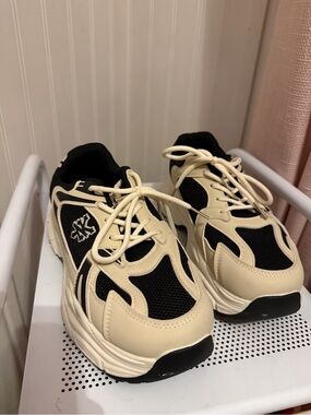 Zoo York Women’s Chunky Sneakers in Cream and Black